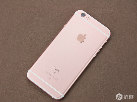 iPhone 6s供貨兇猛！黃?；觳幌氯?/></p><p>　　另外，相對來說黑色版的貨源比較緊張，金色和銀色的貨源都很充足。那么，這到底是iPhone 6s供貨太猛?還是不受歡迎呢？筆者認(rèn)為還是前一種可能大一些。（快科技，原標(biāo)題《iPhone 6s供貨兇猛！還是慘了？》）</p>			
			
			<!---->
		    
                    <!-- 新聞詳情頁底部轉(zhuǎn)載/原文聲明 -->
                    <div   id=