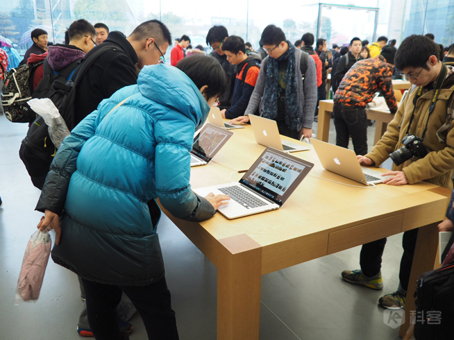 廣州首家Apple Store正式開幕 暴雨也滅不了果粉的熱情