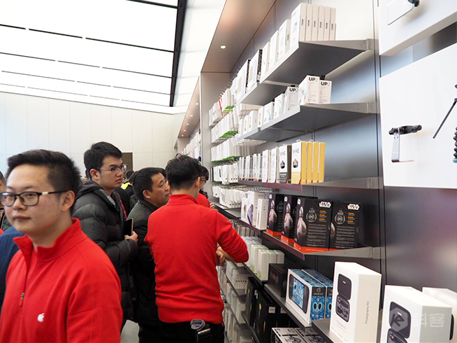 廣州首家Apple Store正式開幕 暴雨也滅不了果粉的熱情