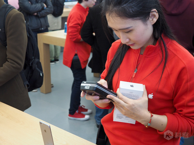 廣州首家Apple Store正式開幕 暴雨也滅不了果粉的熱情