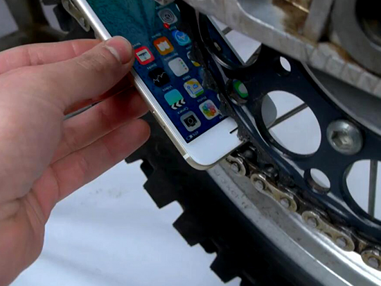 視頻：虐機(jī)新招 iPhone 6s與摩托車齒輪博弈