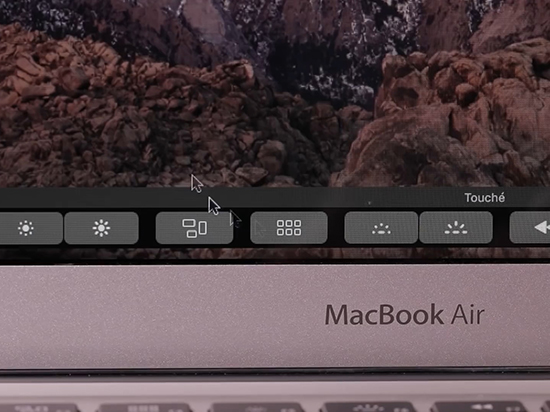 蛋疼嗎？舊款MacBook假裝用上Touch Bar