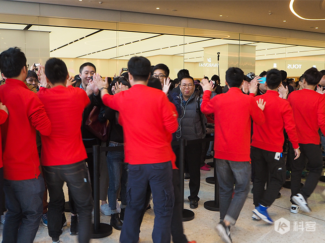 廣州珠江新城Apple Store開業(yè) 數(shù)百位果粉排隊(duì)