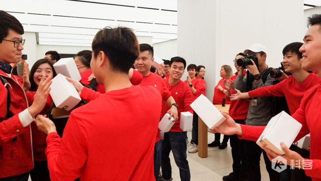 廣州珠江新城Apple Store開業(yè) 數(shù)百位果粉排隊(duì)