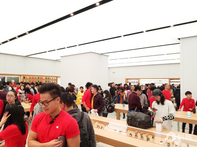 廣州珠江新城Apple Store開業(yè) 數(shù)百位果粉排隊(duì)