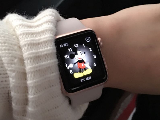 續(xù)航不再是問(wèn)題！Apple Watch表帶或?qū)щ姵?/></p><p>　　目前暫時(shí)不清楚這一專(zhuān)利未來(lái)是否會(huì)應(yīng)用到下一代蘋(píng)果手表中。但提高蘋(píng)果手表的電池續(xù)航時(shí)間可以讓用戶在無(wú)需充電的前提下連續(xù)使用多天，這將給Apple Watch系列產(chǎn)品帶來(lái)巨大的市場(chǎng)機(jī)會(huì)，這也將是Apple Watch重度用戶的福利。<strong>關(guān)注科客網(wǎng)官方微信kekebat，獲取更多精彩資訊。</strong></p>			
			
			<!---->
		    
                    <!-- 新聞詳情頁(yè)底部轉(zhuǎn)載/原文聲明 -->
                    <div   id=