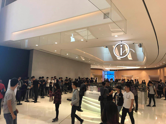 iPhone X上市現(xiàn)場：蘋果店排長龍，果粉愛不釋手