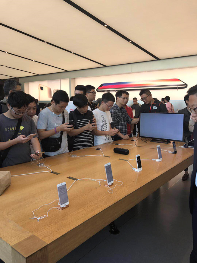 iPhone X上市現(xiàn)場：蘋果店排長龍，果粉愛不釋手