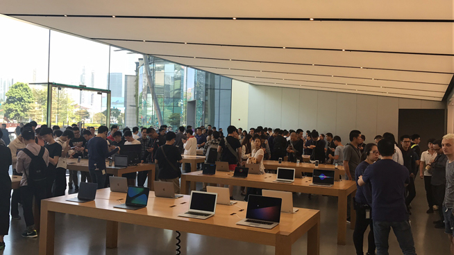 iPhone X上市現(xiàn)場：蘋果店排長龍，果粉愛不釋手