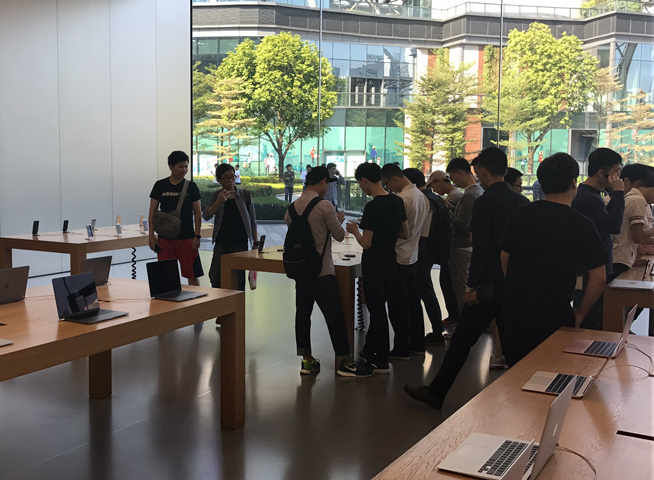 iPhone X上市現(xiàn)場：蘋果店排長龍，果粉愛不釋手