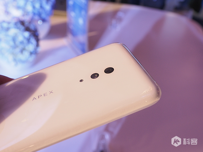 vivo APEX 2019上手圖賞：一體化設(shè)計(jì)感極強(qiáng) 按鍵開孔通通消失