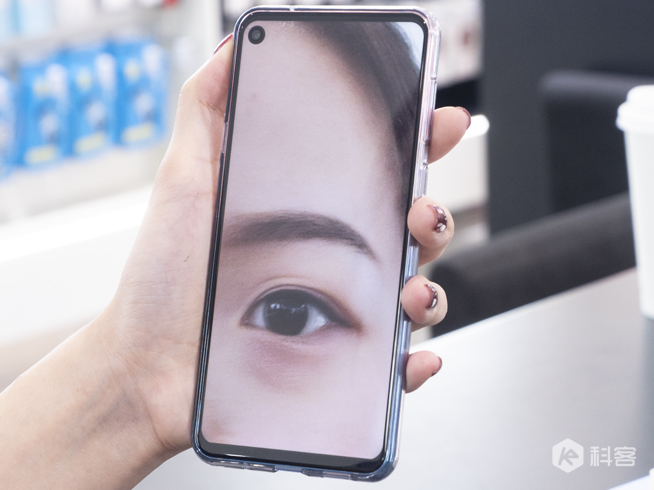 三星Galaxy A8s獨(dú)角精靈版圖賞：全新少女心漸變色 情人節(jié)專屬禮物