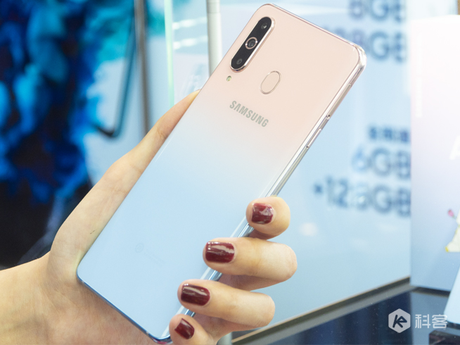 三星Galaxy A8s獨(dú)角精靈版圖賞：全新少女心漸變色 情人節(jié)專屬禮物