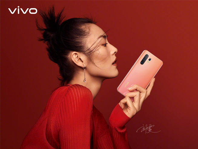 劉雯代言國際范十足 vivo X30系列藍橘雙配色吸睛