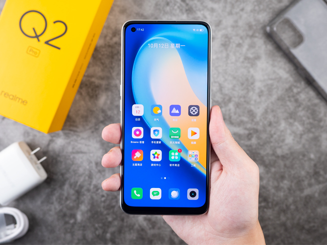 realme Q2 Pro開箱上手：千元就能摸上素皮！65W閃充降維打擊