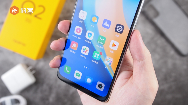 realme Q2 Pro開箱上手：千元就能摸上素皮！65W閃充降維打擊