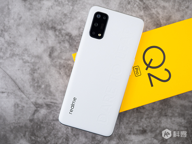 realme Q2 Pro開箱上手：千元就能摸上素皮！65W閃充降維打擊