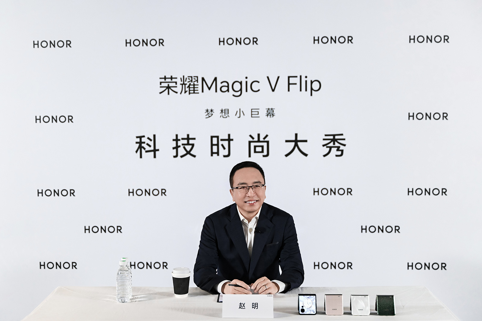 榮耀Magic V Flip重新盤活小折疊，趙明稱蘋果AI落后榮耀三年